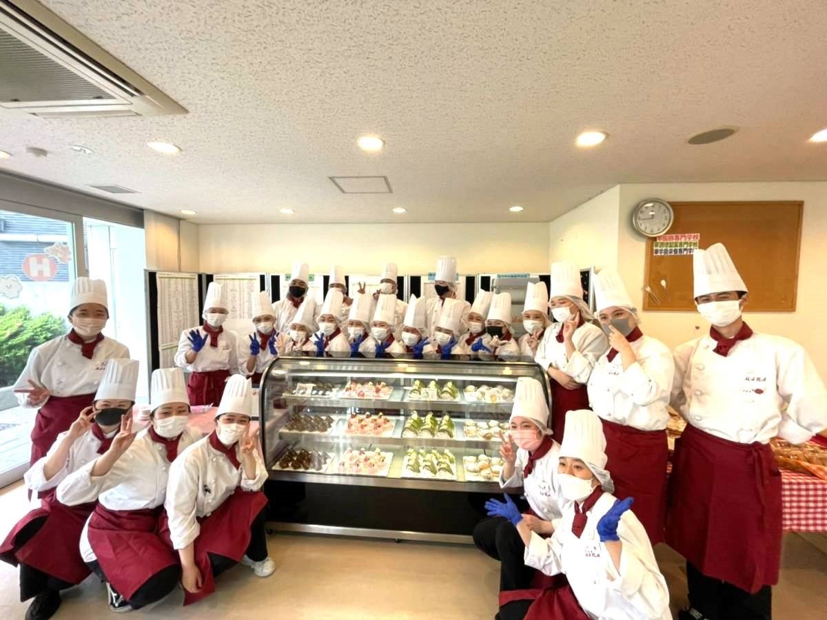 パティシエテクニカル科2年生による校内菓子・パン販売を実施しました。