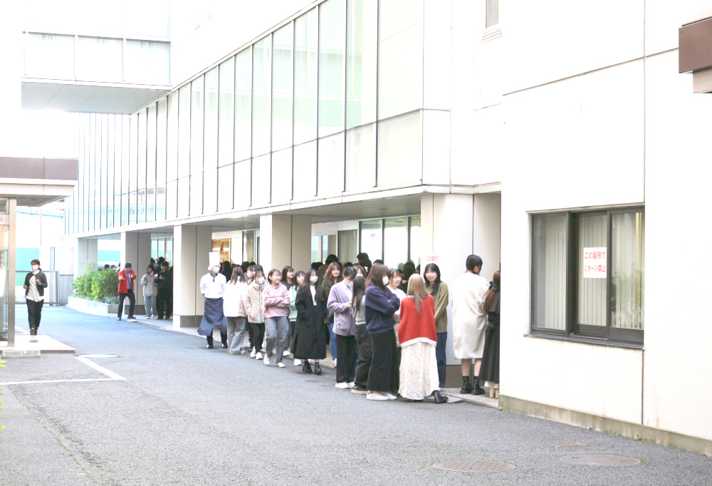 調理師学校の学生によるケーキ販売です。