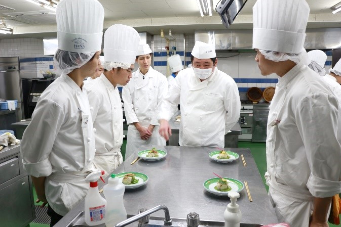 懐石料亭「花がすみ」の料理長による特別授業です