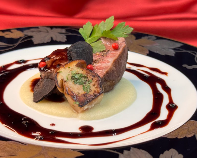 やわらか牛フィレ肉ステーキトリュフソース、シーザーサラダとアイスクリームのオーブン焼き