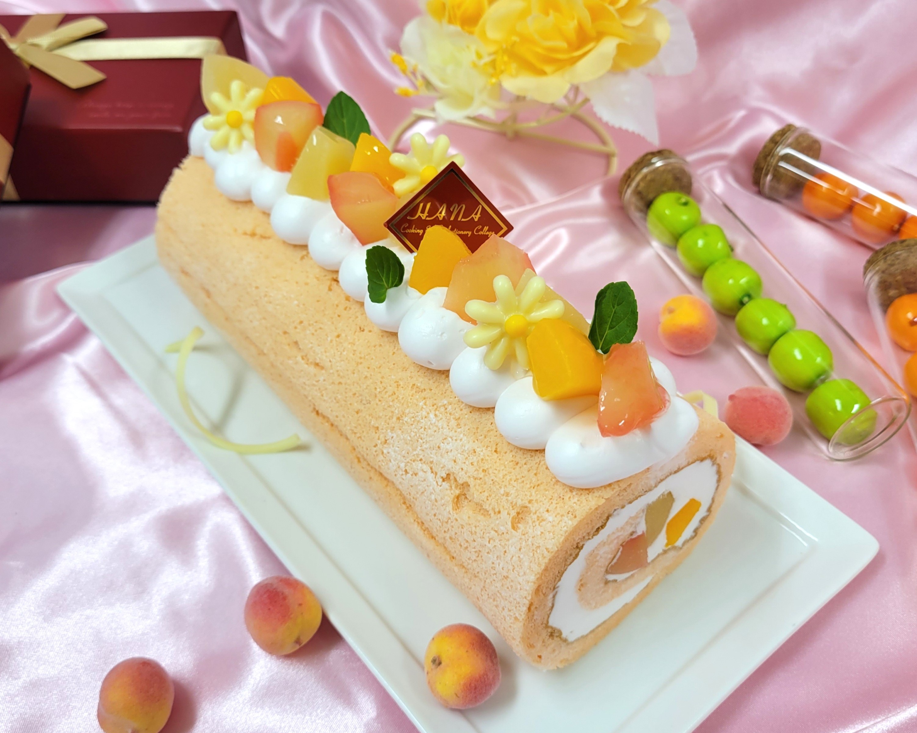 パティシエの桃ロールケーキ