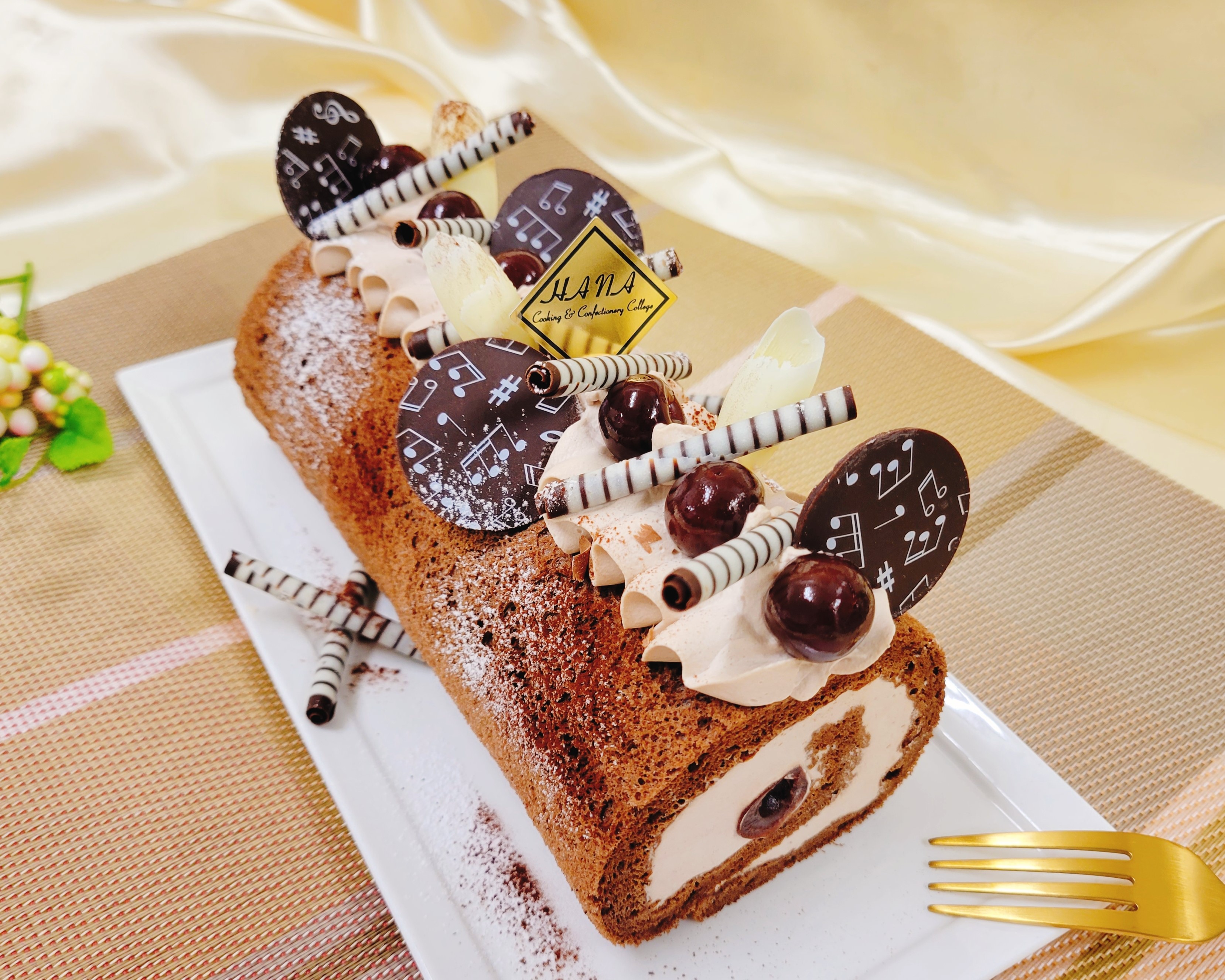 とろけるチョコロールケーキ(バナナ、チェリー)
