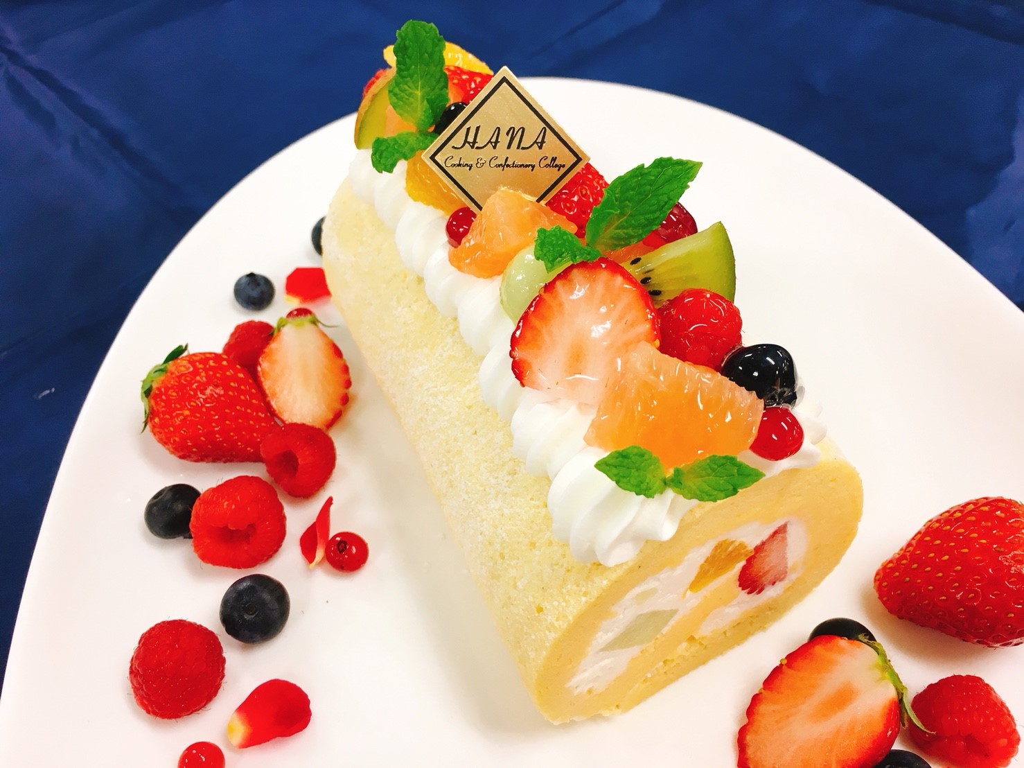 季節のフルーツたっぷりロールケーキ