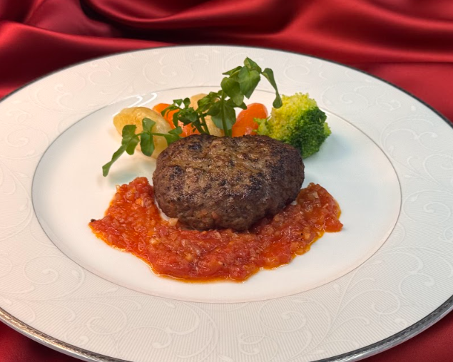 ジューシーなハンバーグステーキ温野菜添え、三色サラダと桃のグラタンサバイヨンソース