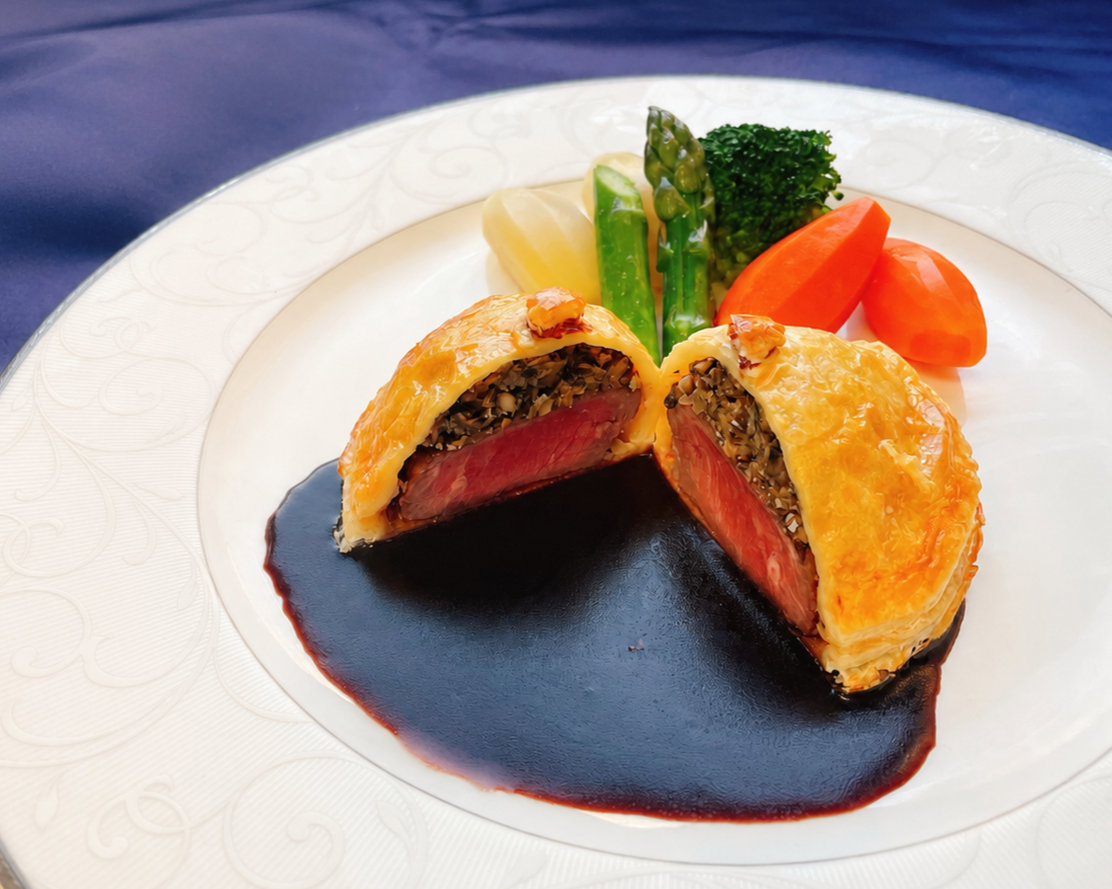 クリスマススペシャル 牛ヒレ肉のパイ包み焼き赤ワインソースとクリスマスサラダ、ショートケーキ